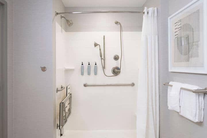 Room 10 of 27