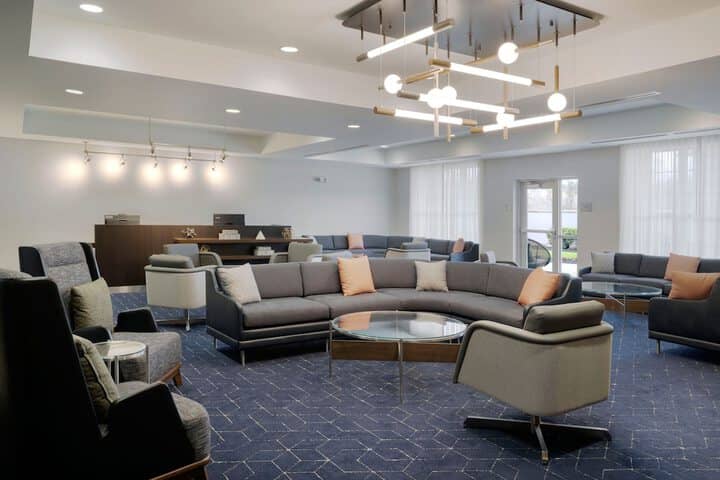 Lounge 23 of 27